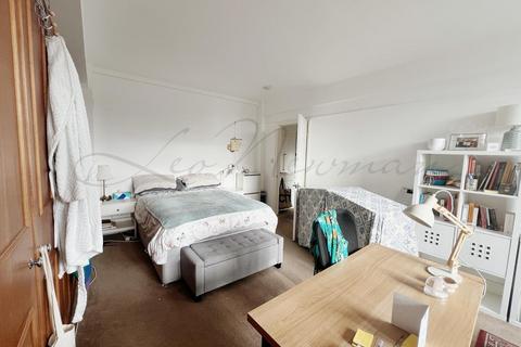 Studio to rent, Gray's Inn Road, Clerkenwell, WC1