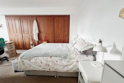 Studio to rent, Gray's Inn Road, Clerkenwell, WC1