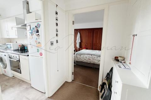 Studio to rent, Gray's Inn Road, Clerkenwell, WC1