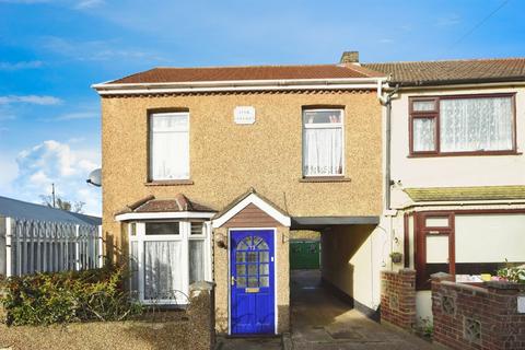 3 bedroom end of terrace house for sale, Victoria Road, SS17