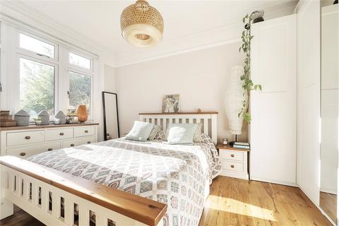 2 bedroom flat for sale, Kelvin Avenue, Palmers Green, London, N13
