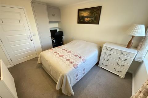 2 bedroom flat for sale, Garland Road, East Grinstead, West Sussex