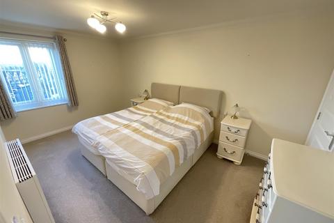 2 bedroom flat for sale, Garland Road, East Grinstead, West Sussex