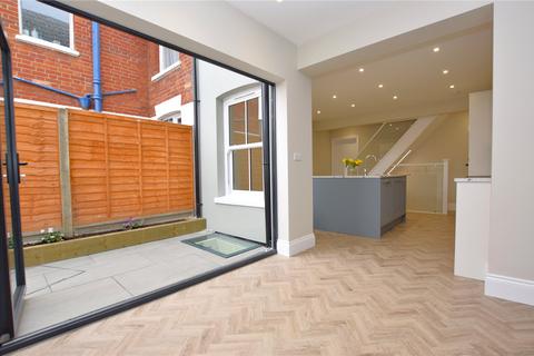 3 bedroom end of terrace house for sale, Crowhurst Road, Colchester, Essex, CO3