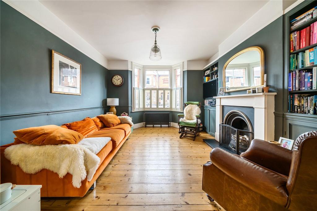St Road, Farnham, Surrey, GU9 5 bed semidetached house £800,000