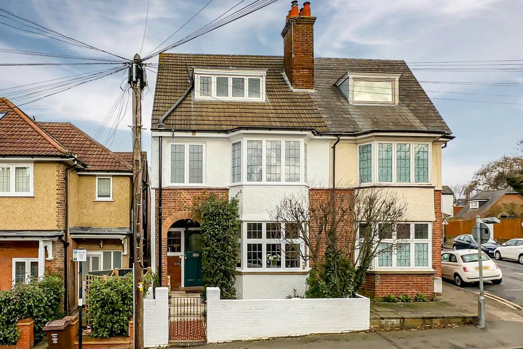 Upton Avenue, St Albans, Hertfordshire, AL3 5 bed semidetached house
