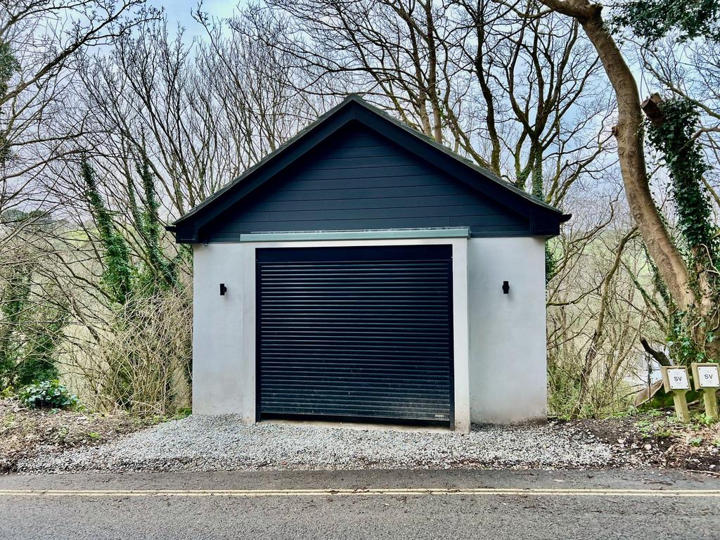Garage,Higher Contour Rd, Kingswear Roller door...