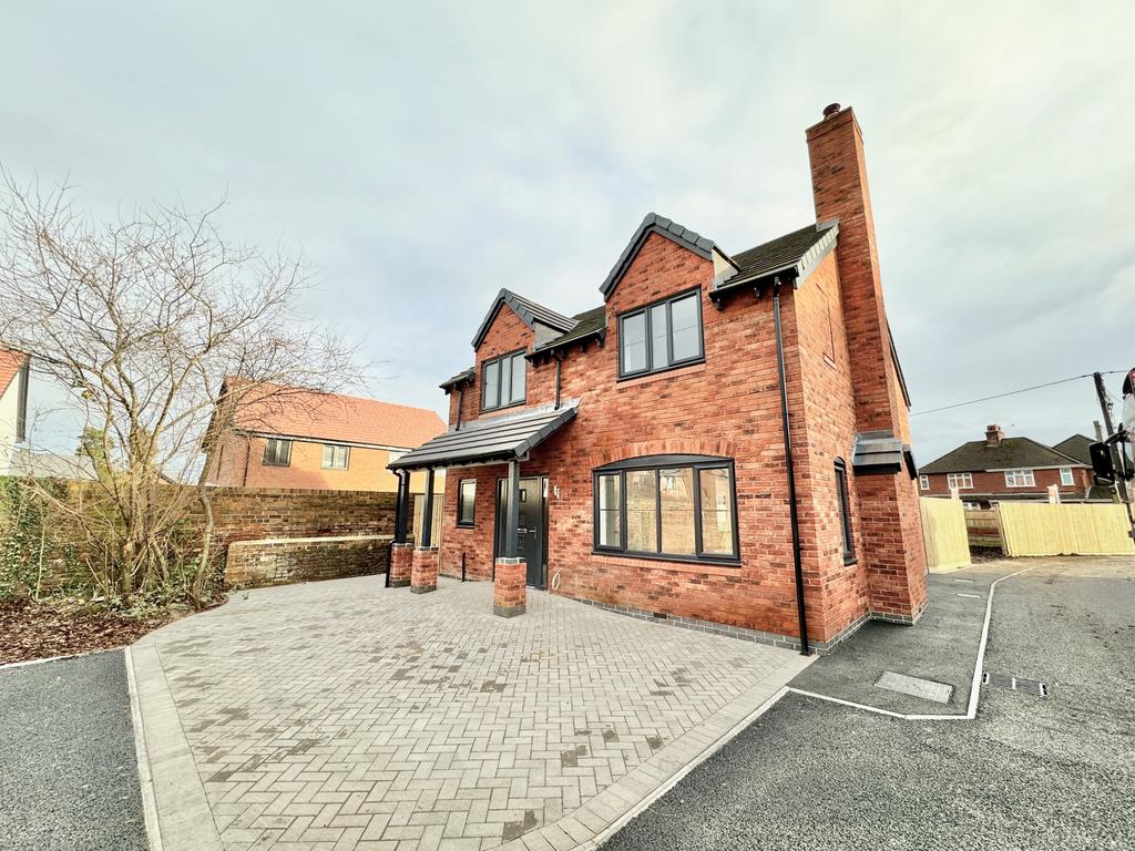Wellington Road, Telford TF2 4 bed detached house for sale £360,000
