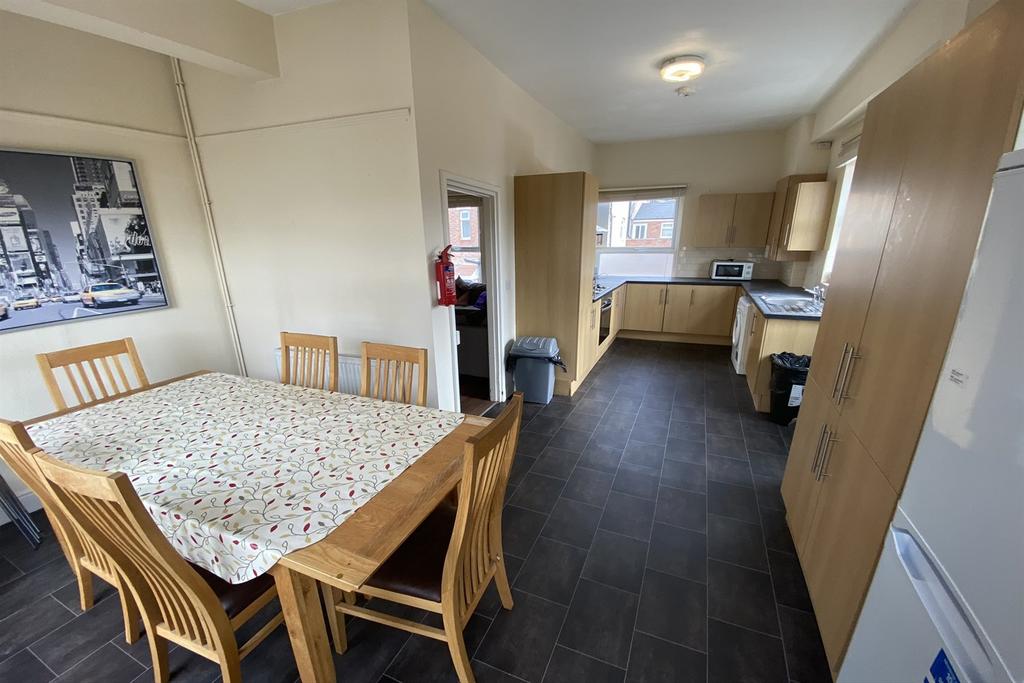 Tafkap, High Road, Beeston, NG9 2LF 6 bed flat share £2,903 pcm (£670 pw)