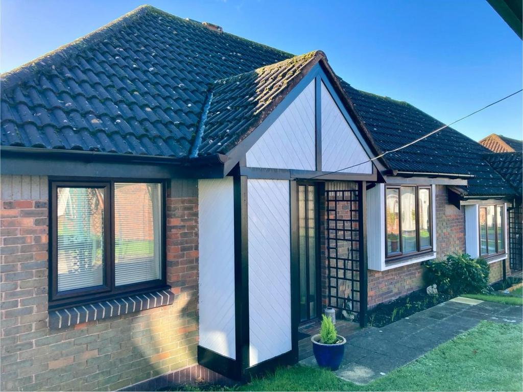 Oaklands Park, Redhill 2 bed terraced house £1,400 pcm (£323 pw)