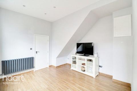 38 Avenue Road, London, N14 4EE
