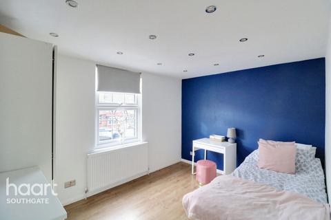 38 Avenue Road, London, N14 4EE
