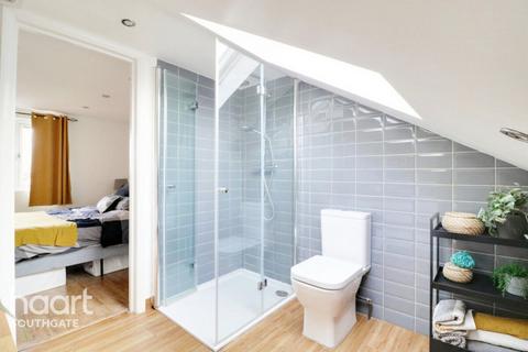 38 Avenue Road, London, N14 4EE