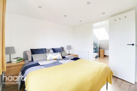 38 Avenue Road, London, N14 4EE