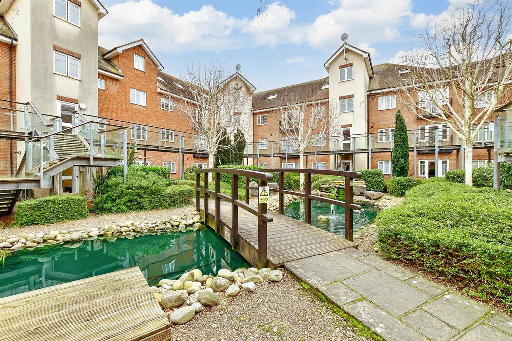 Lumley Road, Horley, Surrey 2 bed ground floor flat for sale £250,000