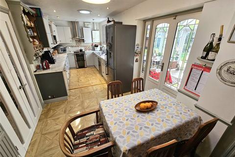 28 Greengates Crescent, Little Neston, Neston, CH64 0XH