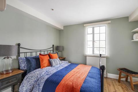 5 Hyde Road, Richmond, TW10 6DU