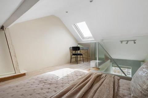 5 Hyde Road, Richmond, TW10 6DU