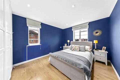 1 bedroom apartment for sale, Sheen Court, Richmond, TW10