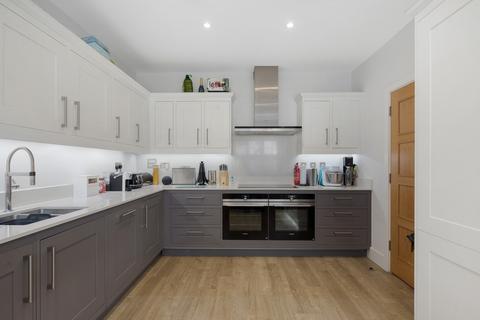4 bedroom end of terrace house for sale, Sunbury-on-thames TW16
