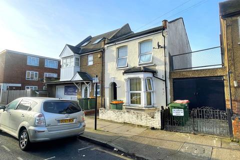 3 bedroom end of terrace house for sale, Third Avenue, E12