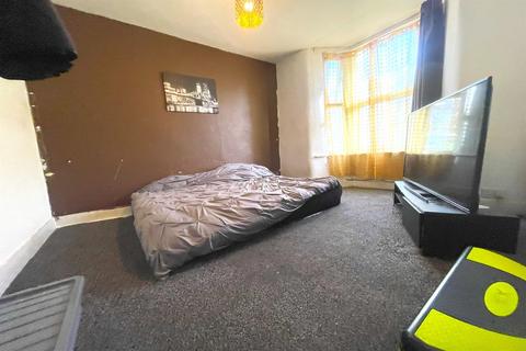 3 bedroom end of terrace house for sale, Third Avenue, E12