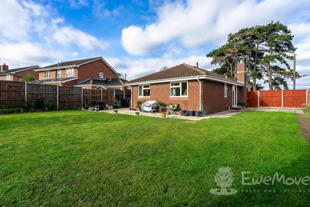 Tuttles Lane West, Wymondham, Norfolk, NR18 3 bed detached house for