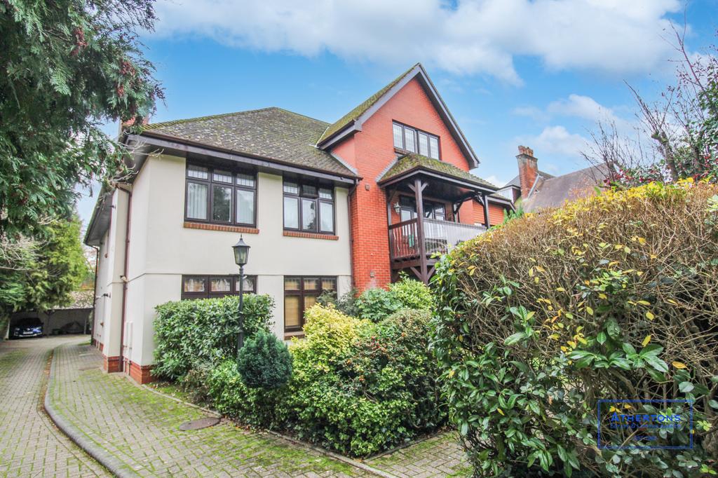 Clifton Lodge, 5 St. Anthonys Road... 2 bed flat £1,100 pcm (£254 pw)