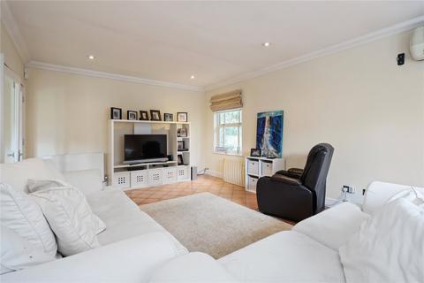 2 Penates, Esher, KT10 9UH