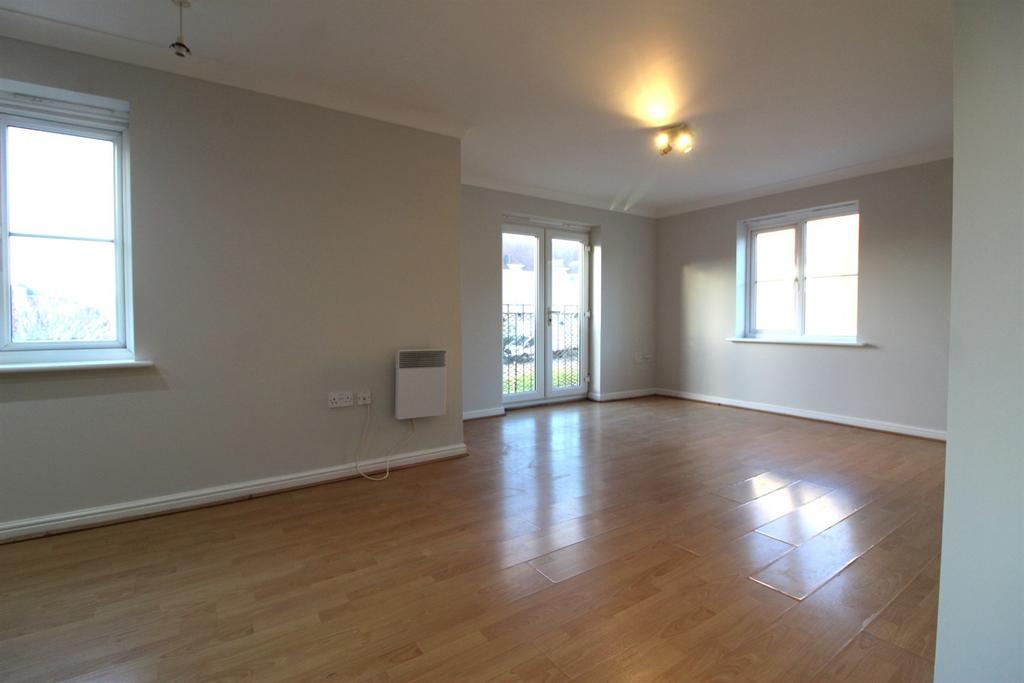 Ulverston, RM19 2 bed flat for sale £240,000