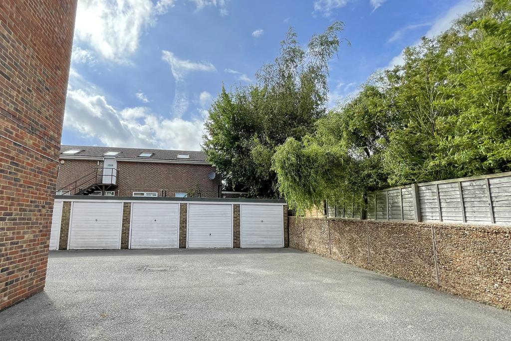Garage Holmwood Court