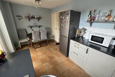 3 bedroom semi-detached house to rent, 26 Linseed Avenue