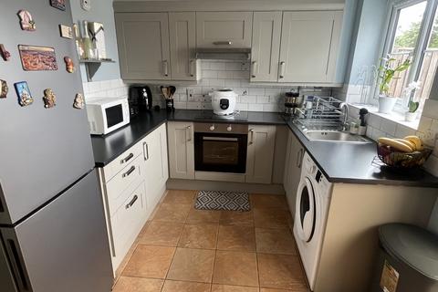 3 bedroom semi-detached house to rent, 26 Linseed Avenue
