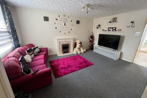 3 bedroom semi-detached house to rent, 26 Linseed Avenue