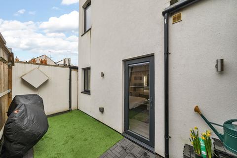 Flat 2, 6 Jay Mews, Carshalton, SM5 2FR