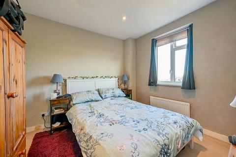 2 bedroom flat to rent, Bennett Street, Chiswick, London, W4