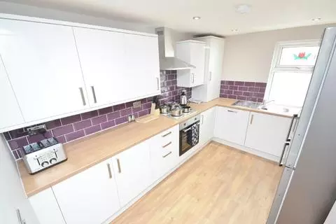 1 bedroom in a house share to rent - View 5