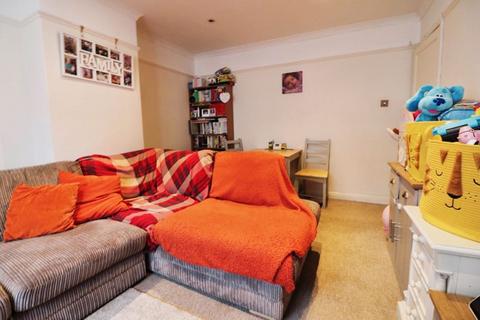 2 bedroom flat for sale, Bathurst Walk, Iver