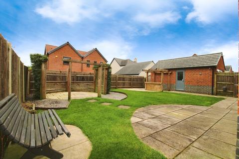 10 Flora Close, Blunsdon, Swindon, SN26 8AE