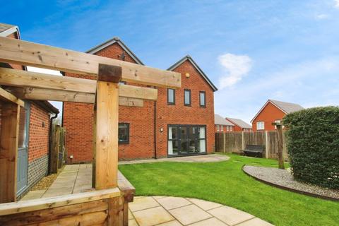 10 Flora Close, Blunsdon, Swindon, SN26 8AE