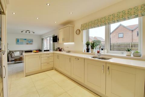 10 Flora Close, Blunsdon, Swindon, SN26 8AE