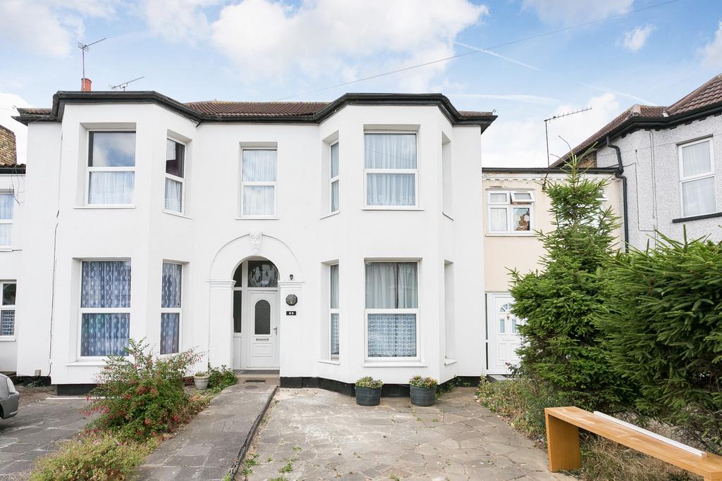 Eastwood Gardens 3 bed flat £2,300 pcm (£531 pw)