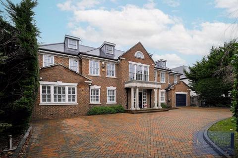 8 bedroom detached house to rent, Manor Road, Chigwell IG7