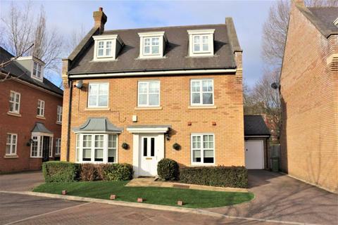 5 bedroom detached house to rent, Douglas Close, Ilford IG6