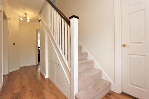 5 bedroom detached house to rent, Douglas Close, Woodford Green IG6
