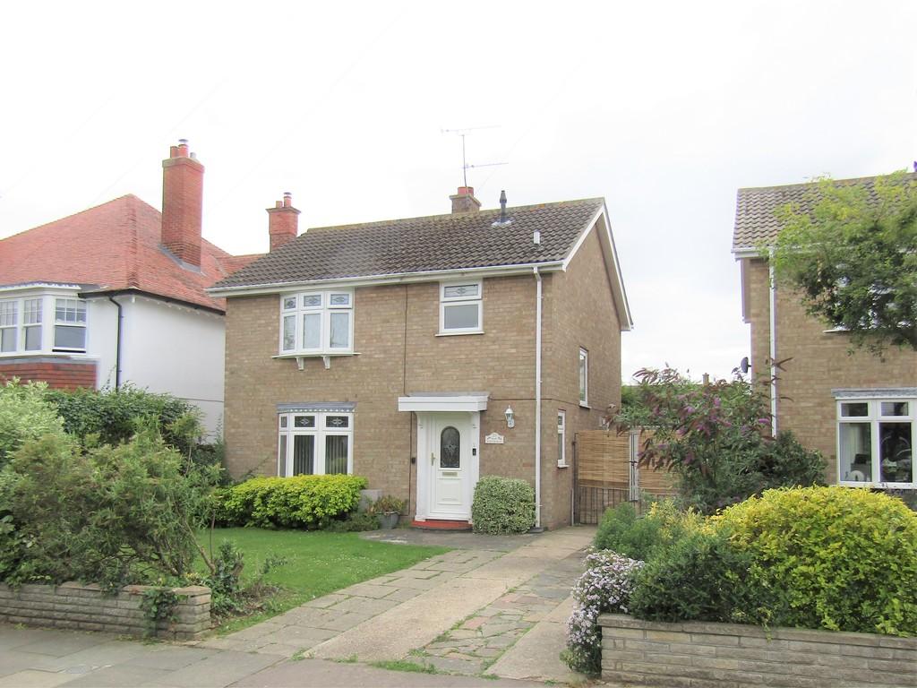 Queens Road, FrintononSea CO13 3 bed detached house to rent £1,550