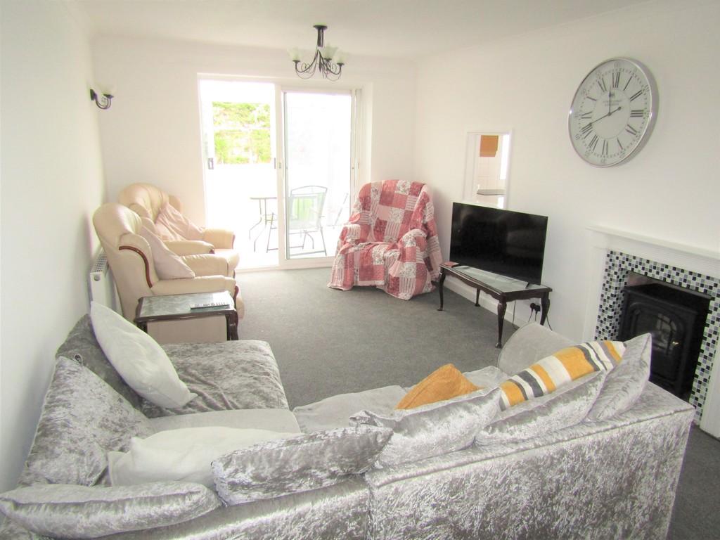 Queens Road, FrintononSea CO13 3 bed detached house to rent £1,550