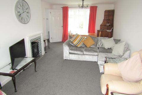 3 bedroom detached house to rent, Queens Road, Frinton-on-Sea CO13