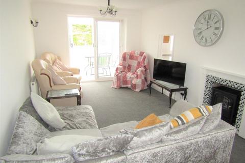 3 bedroom detached house to rent, Queens Road, Frinton-on-Sea CO13