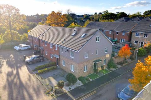 4 bedroom terraced house for sale, Woodland Road, Chigwell IG7
